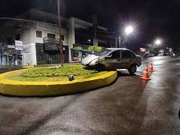 Trânsito - 07/03/2026 - Motorista fica ferido após colisão em rótula no centro de Três Passos