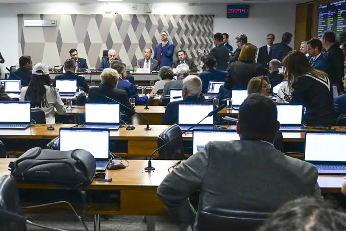 PEC do fim da escala 6×1 é aprovada na CCJ do Senado; Mourão votou contra