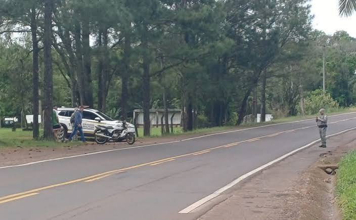 Acidente entre caminhonete e motocicleta deixa um ferido na RSC-472, em Três Passos